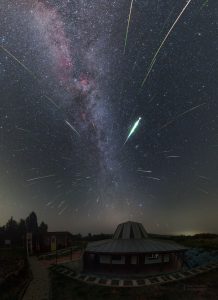 Pohled do radiantu roje Perseidy nad planetáriem ve slovenské Kolonici.Foto: Petr Horálek.