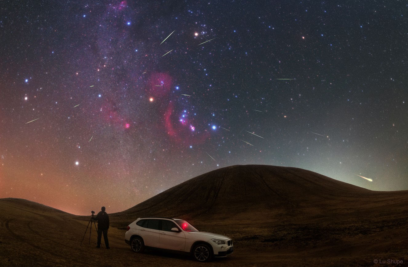 Maximum Orionid v roce 2017 nad Mongolskem. Orion je sedm jasných hvězd připomínajících motýla ve směru nad autem. Foto: Lu Shupei.