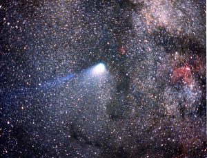 Halleyova kometa v noci 8./9. dubna 1986. Foto: KAO/NASA.