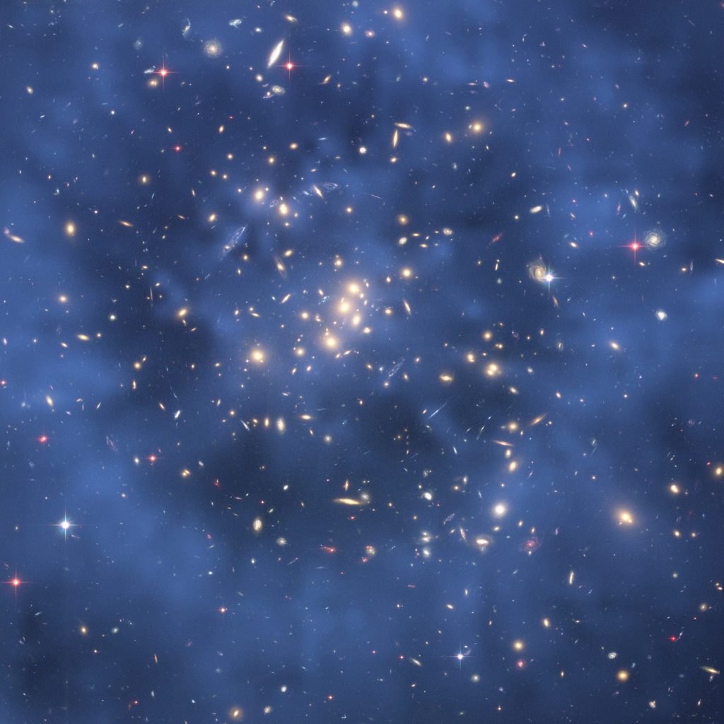 Přes snímek z Hubbleova kosmického dalekohledu byl vložen modrý obraz naměřeného prstencového rozložení Skryté hmoty kolem středu kupy galaxií CL0024+17. Kredit: NASA, ESA, M.J. Jee a H. Ford (Johns Hopkins University).