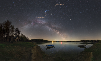 Maximum meteorického roje Lyridy v roce 2020 nad Sečskou přehradou s vyznačeným souhvězdím Lyry, hvězdou Vega a radiantem roje. Foto: Petr Horálek.