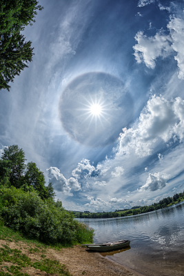 Halo okolo Slunce v poledne 27. června 2021 nad Sečskou přehradou. Foto: Petr Horálek.