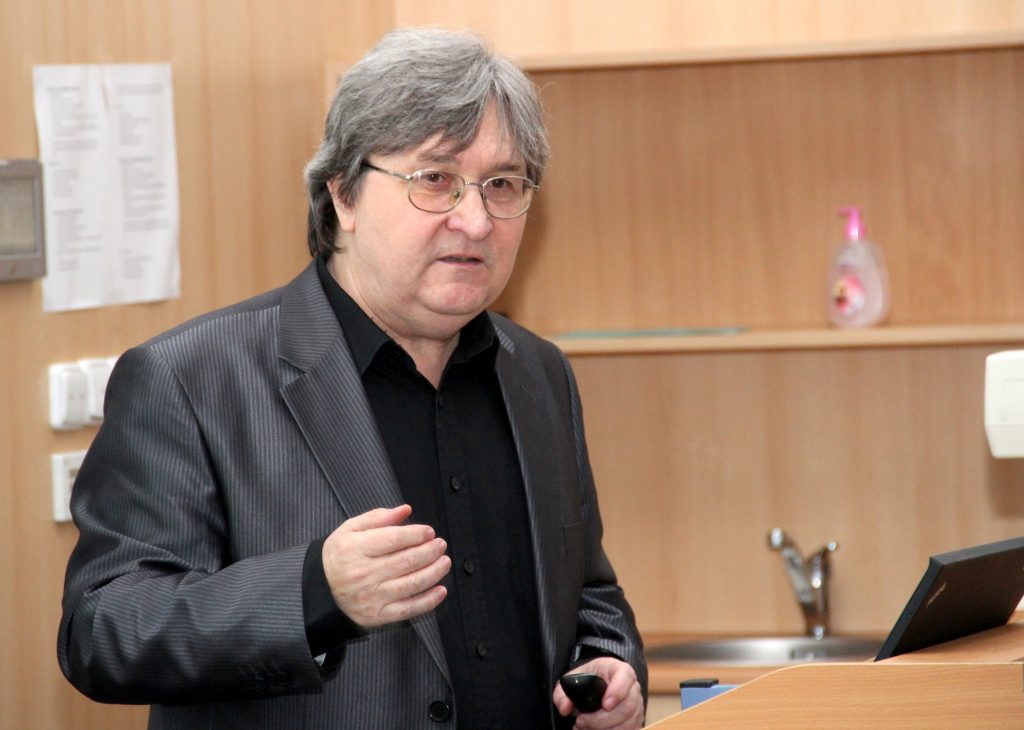 Profesor Zdeněk Stuchlík během své přednášky na opavské univerzitě. Foto: SLU.