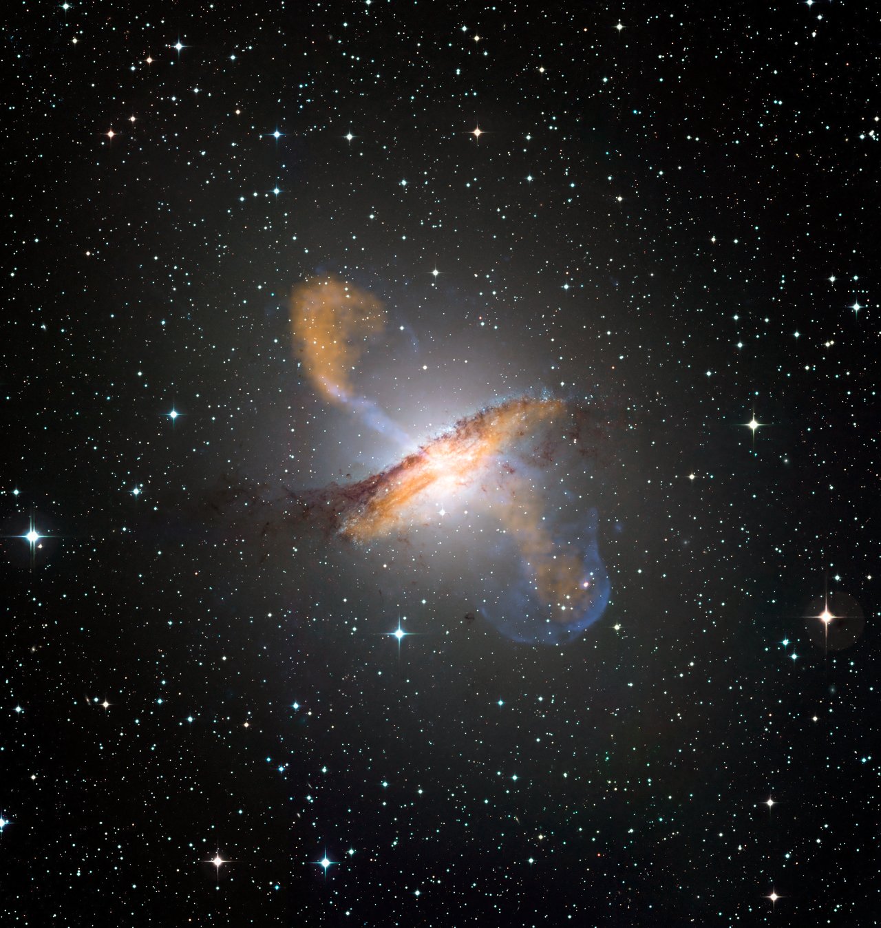 Tzv. aktivní galaxie obsahují ve svých jádrech superhmotné černé díry. Zdroj: ESO.