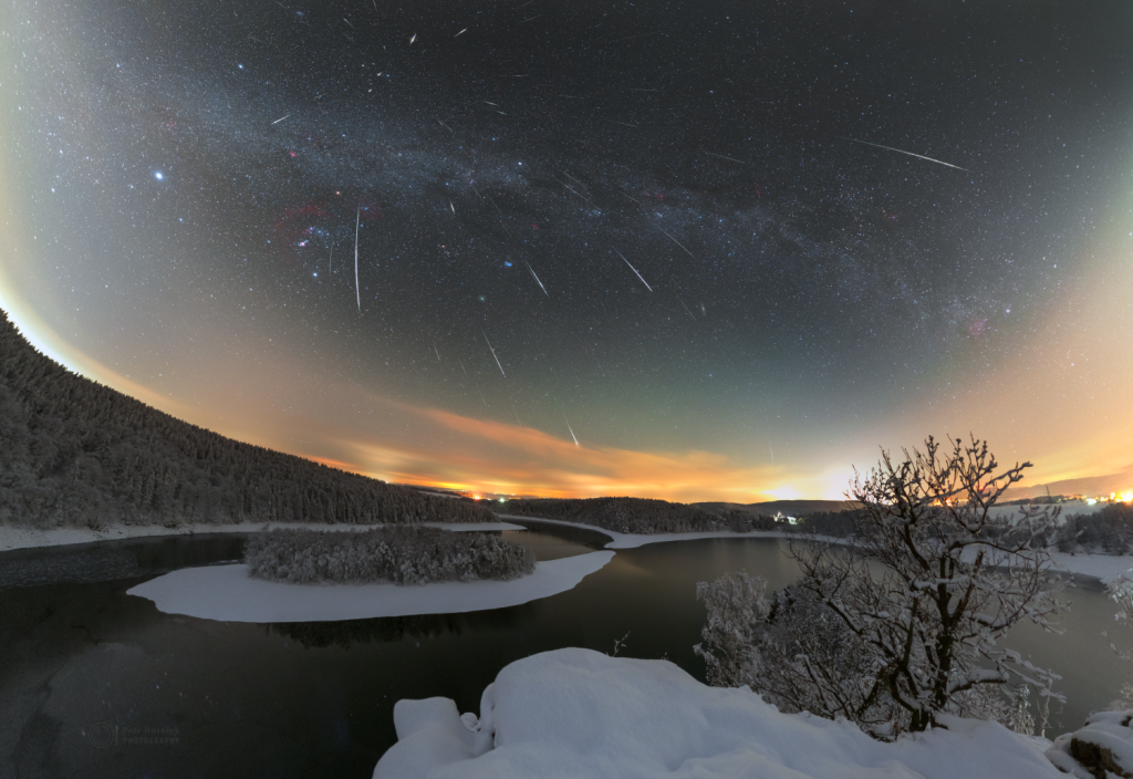 Maximum meteorického roje Geminid v roce 2018 nad Sečskou přehradou. Foto: Petr Horálek.