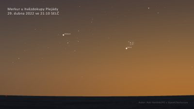Výhled k planetě Merkur u hvězdokupy Plejády 29. dubna 2022 nízko nad západo-seveorzápadním obzorem. Nedaleko také uvidíme hvězdokupu Hyády (ve tvaru písmena „V“) s jasnou načervenalou hvězdou Alderbaran. Zdroj: P. Horálek/FÚ v Opavě/Stellarium.