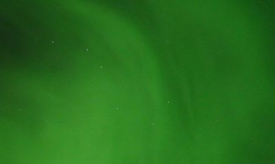 Difúzní polární záře obklopující seskupení hvězd známé jako Velký vůz. Foto: E. Masongsong