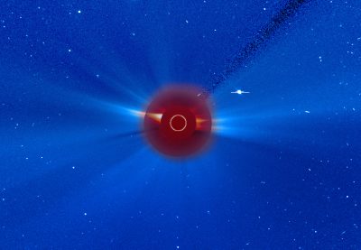 Kompozitní snímek sluneční koróny z kamer LASCO C2 a C3 družice SOHO z 3. prosince 2021 v 9:06 SEČ (tedy asi 23 hodin před zatměním Slunce). Foto: SOHO, NASA/ESA.