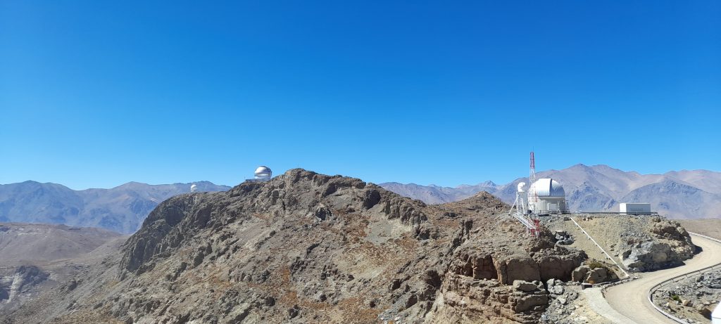Pohled na Cerro Pachón od platformy Vera C, Rubin Observatory. Vpravo je pomocný teleskop Rubin Auxilliary, uprostřed Gemini South a vlevo SOAR. Foto: Leonor Opazo.
