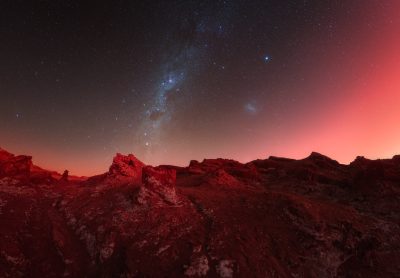 Noční obloha a silný poerupční soumrak nad pouští Atacama. Foto: Tomáš Slovinský.