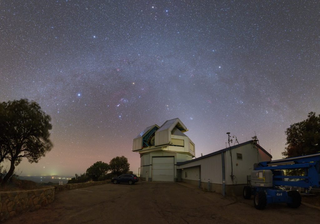 3,5m WYIN teleskop pod obloukem zimní Mléčné dráhy. Foto: Petr Horálek.