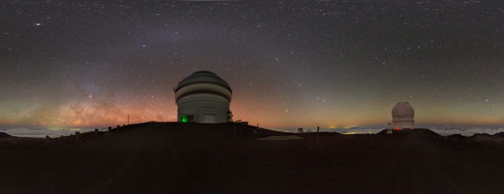 Oblouk zodiakálního světla nad kupolí Gemini North. Foto: Tomáš Slovinský.