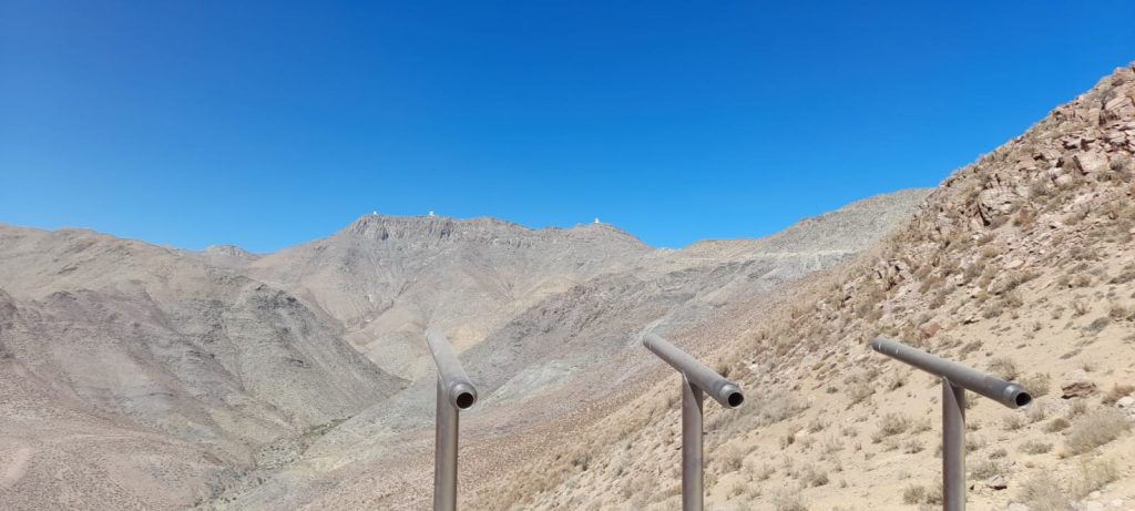Observatoř Cerro Pachón z příjezdové cesty. Foto: NOIRLab.