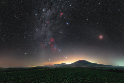 Maximum meteorického roje Orionidy v roce 2020 nad východním Slovenskem. Orion je na snímku vlevo od středu obklopený barevnými mlhovinami (ty očima vidět nejsou).  Foto: Petr Horálek/FÚ v Opavě.