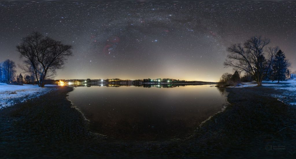 Slabý kužel zvířetníkového světla pod obloukem Mléčné dráhy ze břehu Sečské přehrady. Foto: Petr Horálek/FÚ v Opavě.