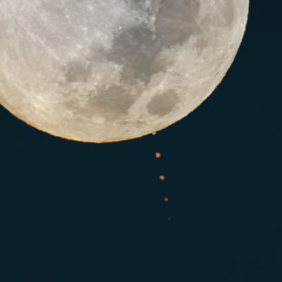 Výstup Marsu zpoza Měsíce 8. prosince 2022 za rozbřesku. Foto: Petr Horálek/FÚ v Opavě.