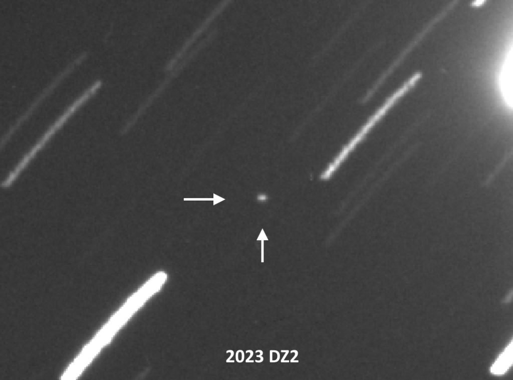 Snímek asteroidu v příloze vznikl vůči při sekvenčním snímání asteroidu vůči hvězdnému pozadí (pointované na asteroid, hvězdy jsou protáhlé). Foto: Filipp Romanov/Abbey Ridge Observatory.