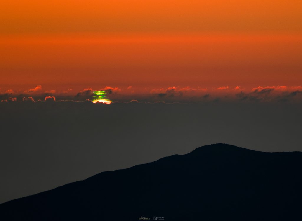 Snímek Vícenásobný zelený záblesk západu Slunce. Foto: T. Slovinský & P. Horálek (FÚ v Opavě); CTIO, NOIRLab, NSF, AURA