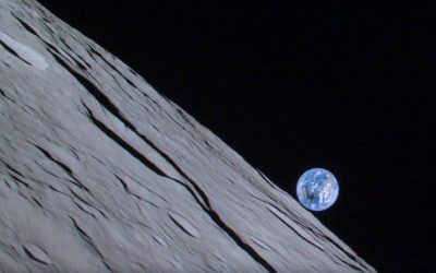 Modul HAKUTO-R společnosti i-space zaznamenal stín Měsíce na vzdálené Zemí přímo za měsíčním horizontem. Zdroj: I-Space.