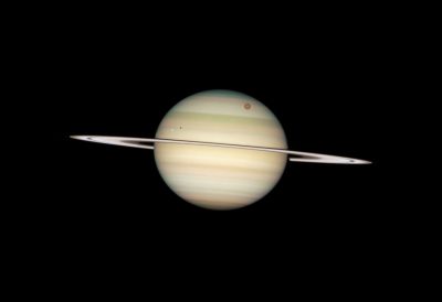 Pohled na planetu Saturn tak, jak jej zachytil v roce 2009 Hubbleův kosmický tekeskop. Podobně sklopené prstence bude mít i v roce 2024. Prstence jsou vidět už v malém hvězdářském dalekohledu. Foto: NASA, ESA and the Hubble Heritage Team (STScI/AURA)
