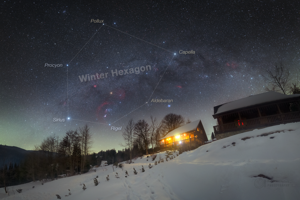 Bezměsíčné předsilvestrovské noci nabízejí pohled k zimnímu šestiúhelníku. Foto: Petr Horálek.