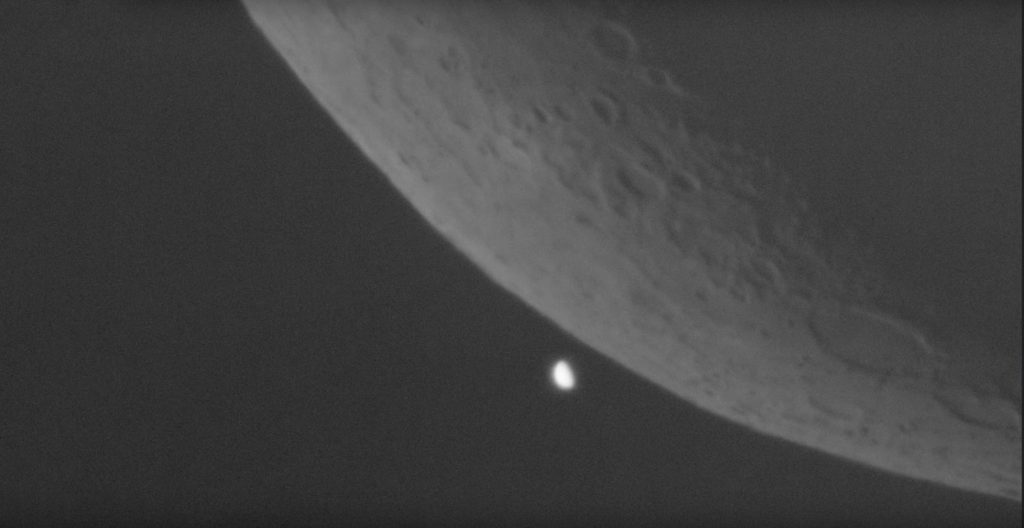 Pohled na Měsíc a Venuši před zákrytem 9. listopadu 2023 z observatoře WHOO! v Opavě. Foto: D. Beneš/FÚ v Opavě.