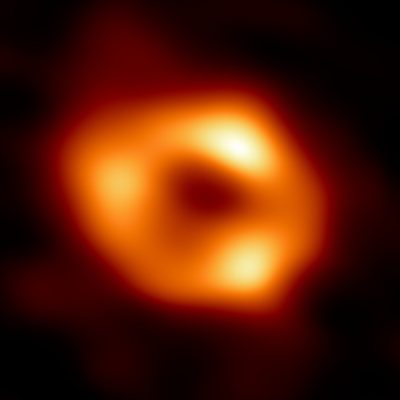 Historicky první snímek záření obklopujícího stín černé díry v naší Galaxii. Foto: EHT Collaboration