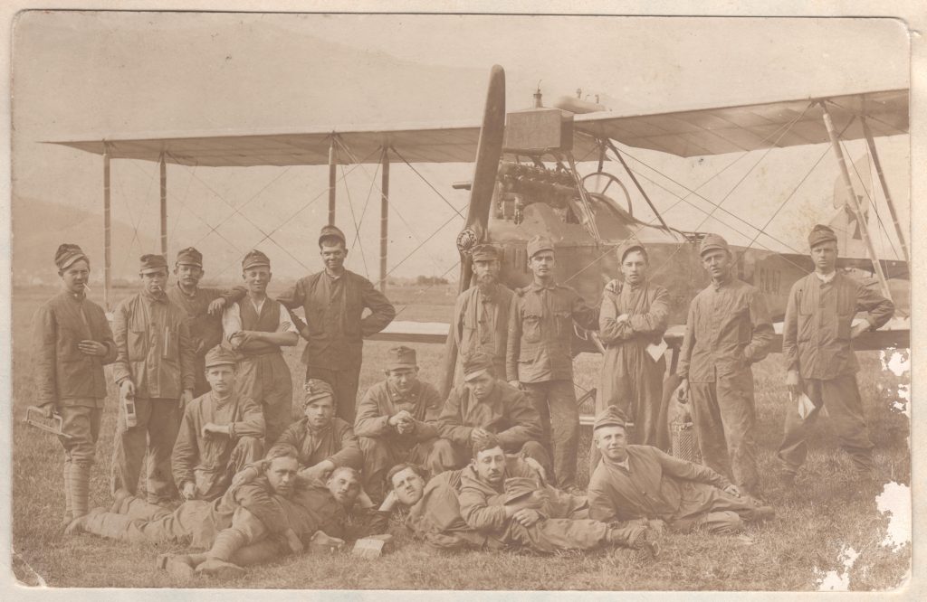 Příslušníci pozemního personálu letecké setniny č. 45, Brixen, 1917. Foto: Technické muzeum v Brně.