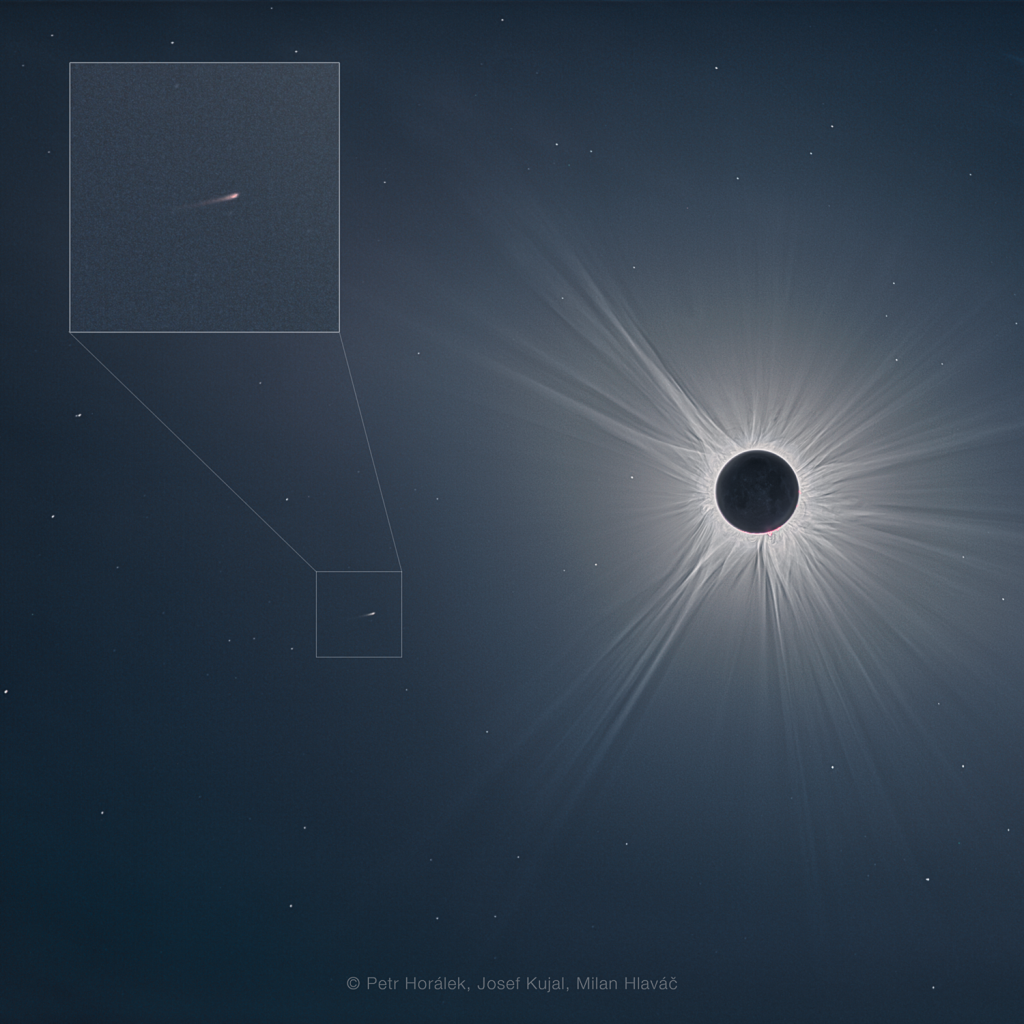 Širokoúhlý záběr sluneční korony spolu s kometou SOHO-5008 při úplném zatmění Slunce 8. dubna 2024 z mexického Duranga. Foto: P. Horálek/FÚ v Opavě, J. Kujal/ASHK, M. Hlaváč.