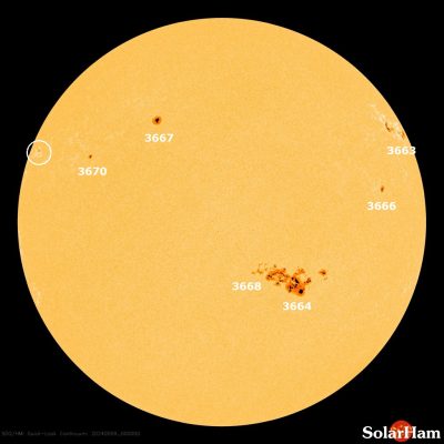 Velká sluneční skvrna a aktivní oblast na Slunci AR 3664 může o víkendu díky své eruptivní aktivitě způsobit polární záře viditelné i z našich končin. Zdroj: NASA/SolarHam 