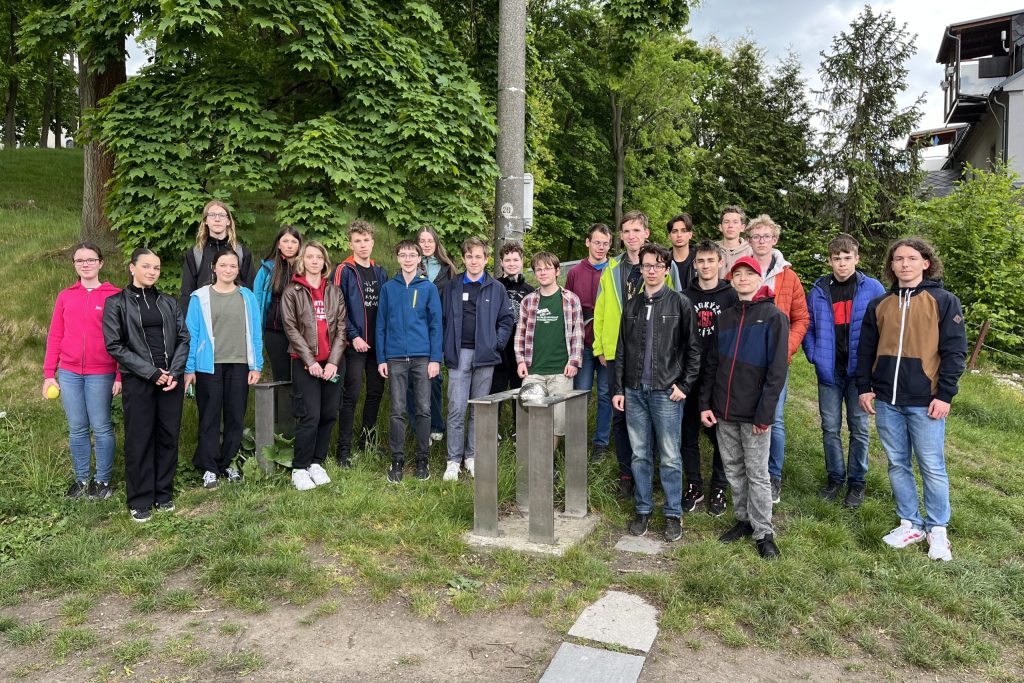 Účástníci finále u modelu planety Saturn při procházce Opavou městským modelem Sluneční soustav. Foto: Jan Hladík/FÚ v Opavě.