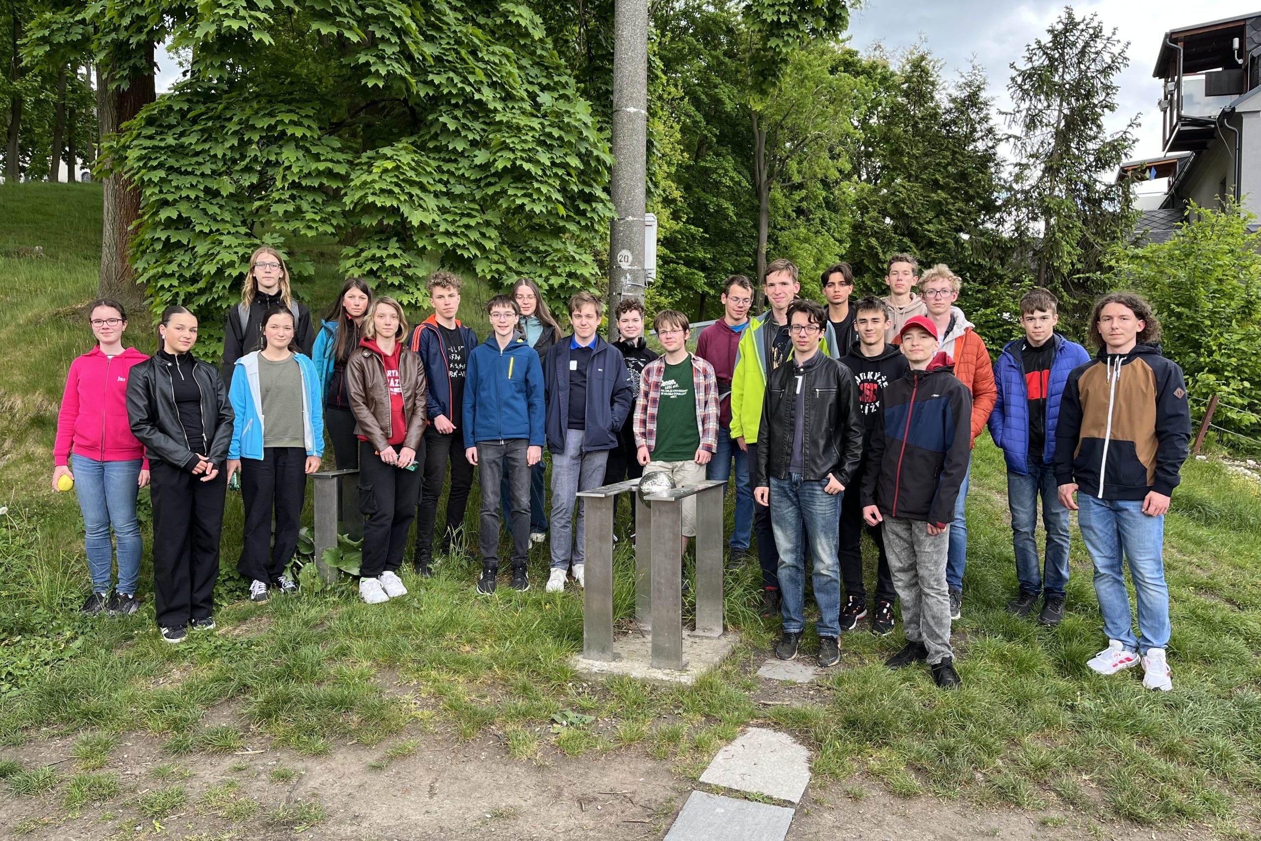 Účástníci finále u modelu planety Saturn při procházce Opavou městským modelem Sluneční soustav. Foto: Jan Hladík/FÚ v Opavě.
