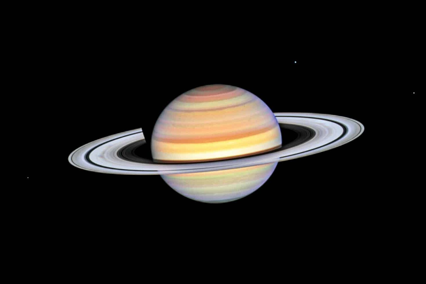 Planeta Saturn v říjnu roku 2023. Podobný sklon prstenců nabídne při pozorování dalekohledem během své opozice se Sluncem v říjnu 2026. Foto: NASA, ESA, STScI, A. Simon (NASA-GSFC).