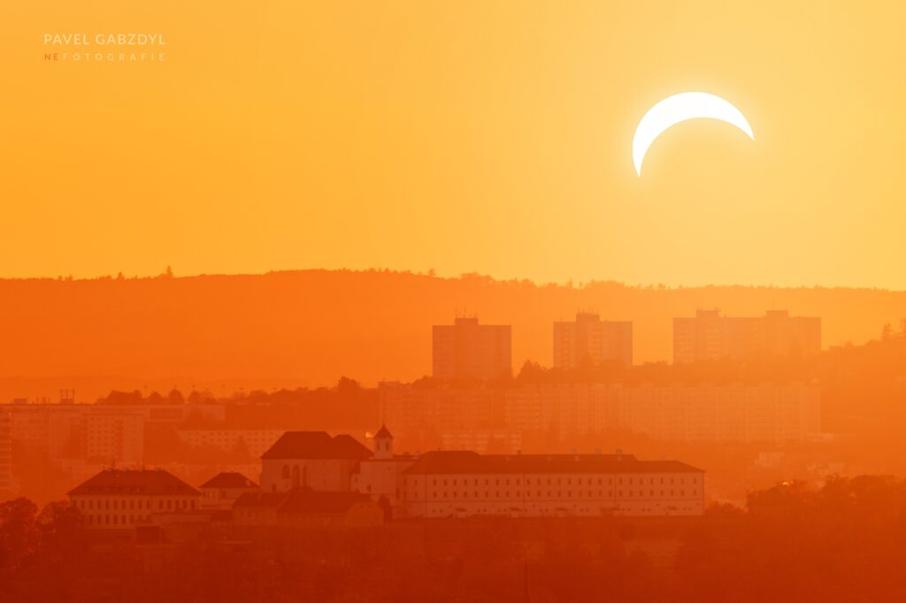 Ilustrační obrázek maximální fáze částečného zatmění Slunce 12. srpna 2026 nad Českem. Autor: Pavel Gabzdyl (www.pavelgabzdyl.com)