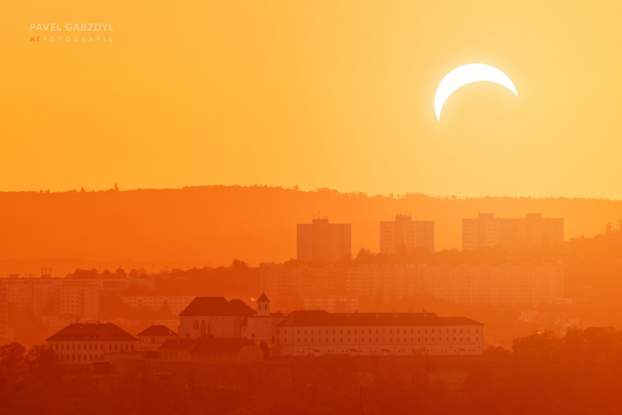 Ilustrační obrázek maximální fáze částečného zatmění Slunce 12. srpna 2026 nad Českem. Autor: Pavel Gabzdyl (www.pavelgabzdyl.com)