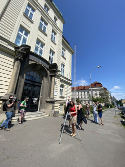 Pozorování zatmění Slunce 10. června 2021 na Bezručově náměstí. Foto: Debora Lančová/FÚ v Opavě.