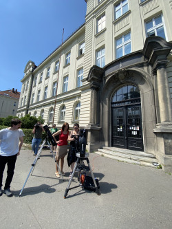 Pozorování zatmění Slunce 10. června 2021 na Bezručově náměstí. Foto: Debora Lančová/FÚ v Opavě.