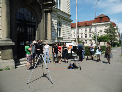 Pozorování zatmění Slunce 10. června 2021 na Bezručově náměstí. Foto: Martin Fuzik/FÚ v Opavě.