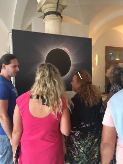 Z výstavy Petra Horálka/FÚ na Hudebním festivalu ve Znojmě 2021. Foto: Archiv festivalu. Z výstavy Petra Horálka/FÚ na Hudebním festivalu ve Znojmě 2021. Foto: Archiv festivalu.