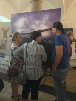 Z výstavy Petra Horálka/FÚ na Hudebním festivalu ve Znojmě 2021. Foto: Archiv festivalu. Z výstavy Petra Horálka/FÚ na Hudebním festivalu ve Znojmě 2021. Foto: Archiv festivalu.