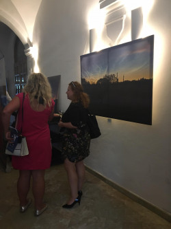 Z výstavy Petra Horálka/FÚ na Hudebním festivalu ve Znojmě 2021. Foto: Archiv festivalu. Z výstavy Petra Horálka/FÚ na Hudebním festivalu ve Znojmě 2021. Foto: Archiv festivalu.