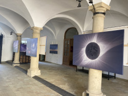 Z výstavy Petra Horálka/FÚ na Hudebním festivalu ve Znojmě 2021. Foto: Archiv festivalu. Z výstavy Petra Horálka/FÚ na Hudebním festivalu ve Znojmě 2021. Foto: Archiv festivalu.