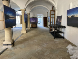 Z výstavy Petra Horálka/FÚ na Hudebním festivalu ve Znojmě 2021. Foto: Archiv festivalu. Z výstavy Petra Horálka/FÚ na Hudebním festivalu ve Znojmě 2021. Foto: Archiv festivalu.