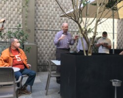 John Beattie vysvětluje komplikovanou situaci se splečností LATAM. Foto: P. Horálek/FÚ v Opavě. John Beattie vysvětluje komplikovanou situaci se splečností LATAM. Foto: P. Horálek/FÚ v Opavě.