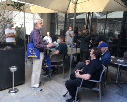 Tim Todd vysvětluje komplikovanou situaci se splečností LATAM. Foto: P. Horálek/FÚ v Opavě. Tim Todd vysvětluje komplikovanou situaci se splečností LATAM. Foto: P. Horálek/FÚ v Opavě.