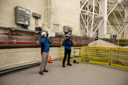 Dokumentace čištění primárního zrcadla teleskopu Gemini North. Foto: Joy Pollard. Dokumentace čištění primárního zrcadla teleskopu Gemini North. Foto: Joy Pollard.