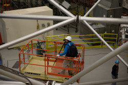 Dokumentace čištění primárního zrcadla teleskopu Gemini North. Foto: Joy Pollard. Dokumentace čištění primárního zrcadla teleskopu Gemini North. Foto: Joy Pollard.