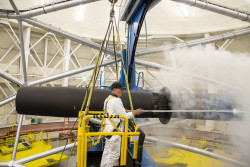 Dokumentace čištění primárního zrcadla teleskopu Gemini North. Foto: Joy Pollard. Dokumentace čištění primárního zrcadla teleskopu Gemini North. Foto: Joy Pollard.