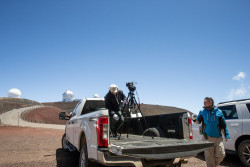 Fotografování observatoří na Mauna Kea. Foto: Joy Pollard. Fotografování observatoří na Mauna Kea. Foto: Joy Pollard.