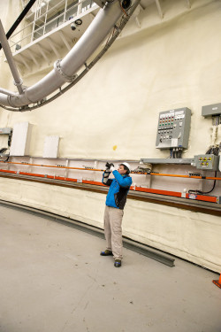 Dokumentace čištění primárního zrcadla teleskopu Gemini North. Foto: Joy Pollard. Dokumentace čištění primárního zrcadla teleskopu Gemini North. Foto: Joy Pollard.